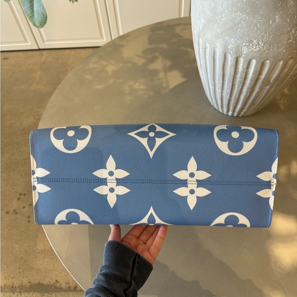 Authentic gently used Louis Vuitton By The Pool OnTheGo in a size GM - Picture 5 of 11